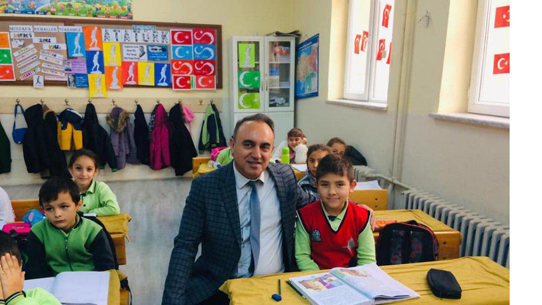 Kaymakamımız Halil İbrahim ACIR Emirdağ merkez okullarımızdan Cumhuriyet İlkokulunu ziyaret etti ve okulda incelemelerde bulundu.
