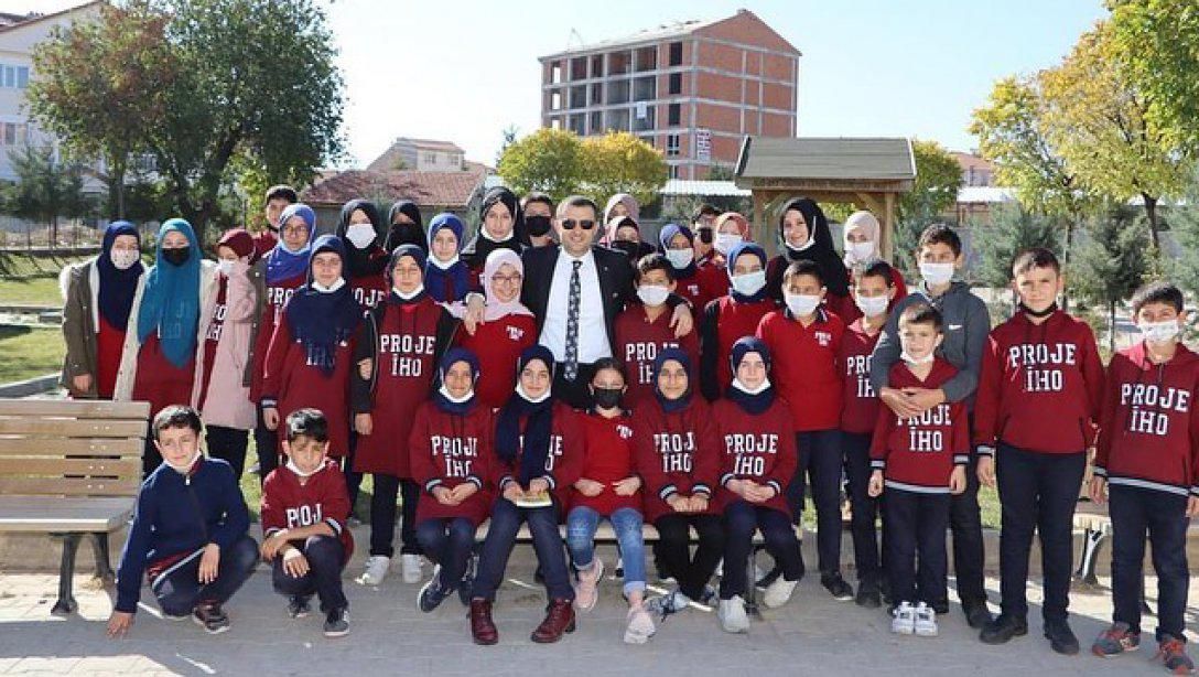 Kaymakam Sayın Osman Bilici, Emirdağ İmam Hatip Ortaokulu ve Emirdağ Anadolu İmam Hatip Lisesi proje okulunu ziyaret etti.