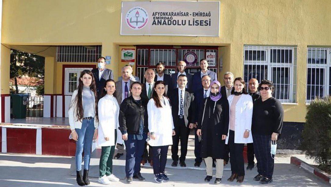 Kaymakamımız Sayın Osman BİLİCİ, Emirdağ'ın bir diğer proje okulu olan Emirdağ Anadolu Lisesi'ni ziyaret etti. 