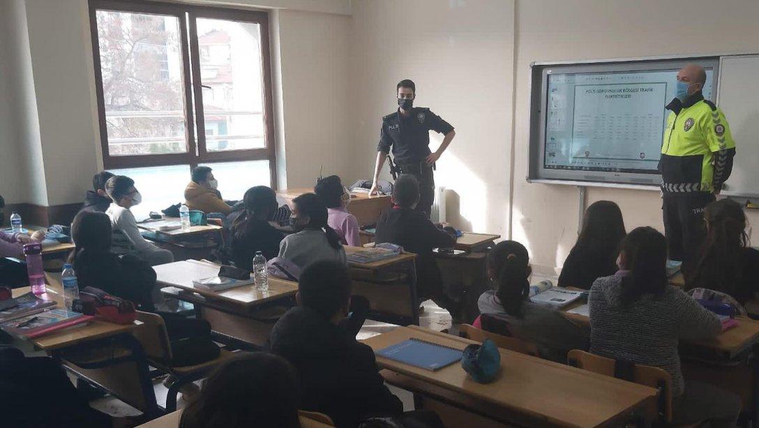 İlçemiz Emniyet Müdürlüğü personeli tarafından Mithat paşa Ortaokulu ve Mustafa Çekiç Ortaokulu Öğrencilerimize 