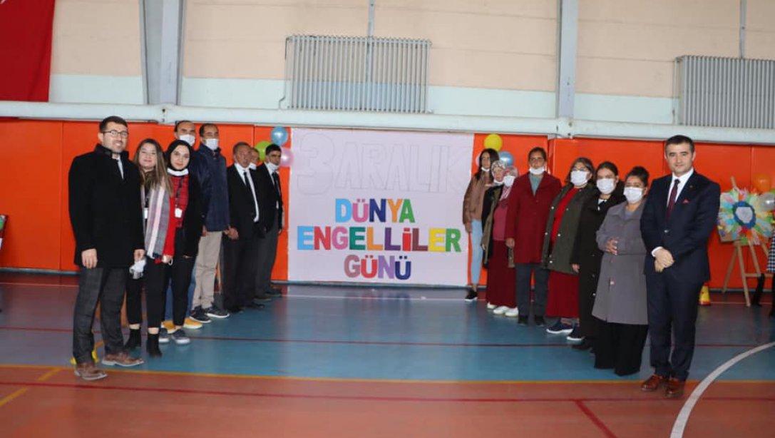 Mehmet Akif Ortaokulu Öğretmenleri ve Okul Müdürü Asaf GÖREN , 3 Aralık Dünya Engelliler Günü Farkındalık Programı hazırladılar.