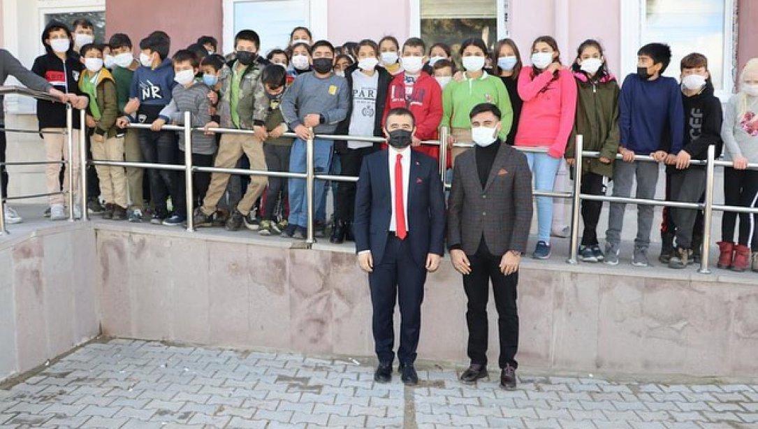 Kaymakamımız Sayın Osman BİLİCİ ve İlçe Milli Eğitim Müdürümüz Sayın Gürkan EMEKSİZ, okul ziyaretleri kapsamında Gömü Ortaokulunu ziyaret etti.