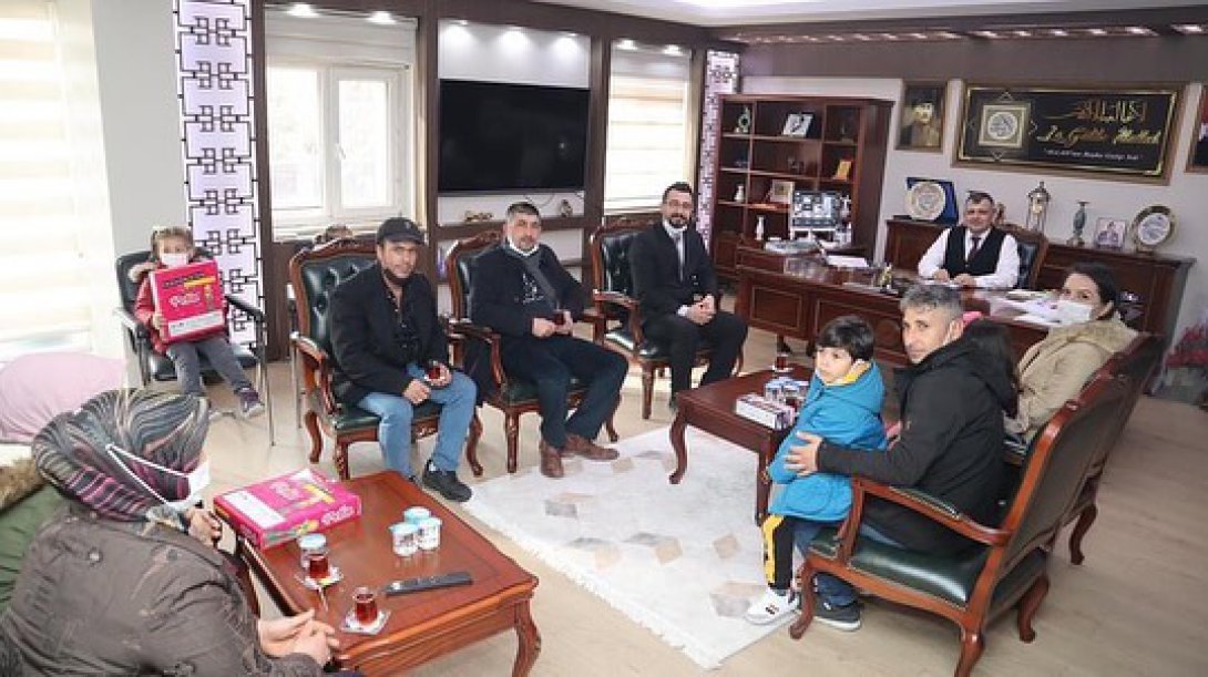 Emsal Mustafa Şahin Anaokulunun Minik Öğrencilerinden Emirdağ Belediye Başkanı Sayın Serkan KOYUNCU'ya Ziyaret.