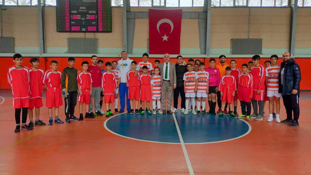 23 Nisan Ulusal Egemenlik ve Çoçuk Bayramı etkinlikleri kapsamında düzenlenen Egemenlik kupası spor müsabakaları ortaokullar futsal maçları ile başladı.