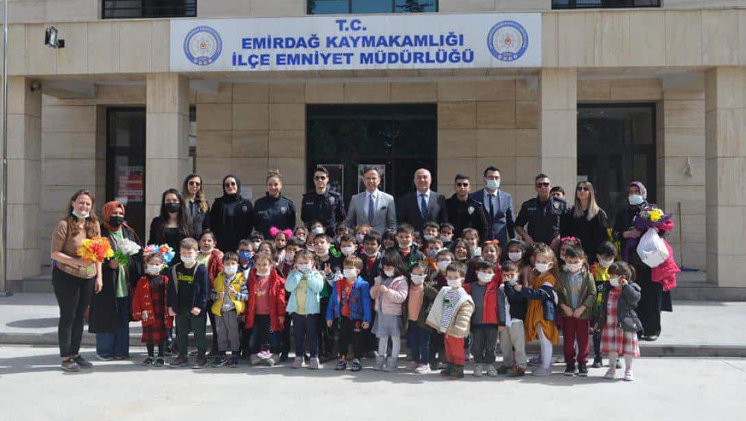 Emirdağ Emsal Mustafa Şahin Anaokulu öğrencilerinden , Çok Kıymetli Emniyet Teşkilatı'na ziyaret. 