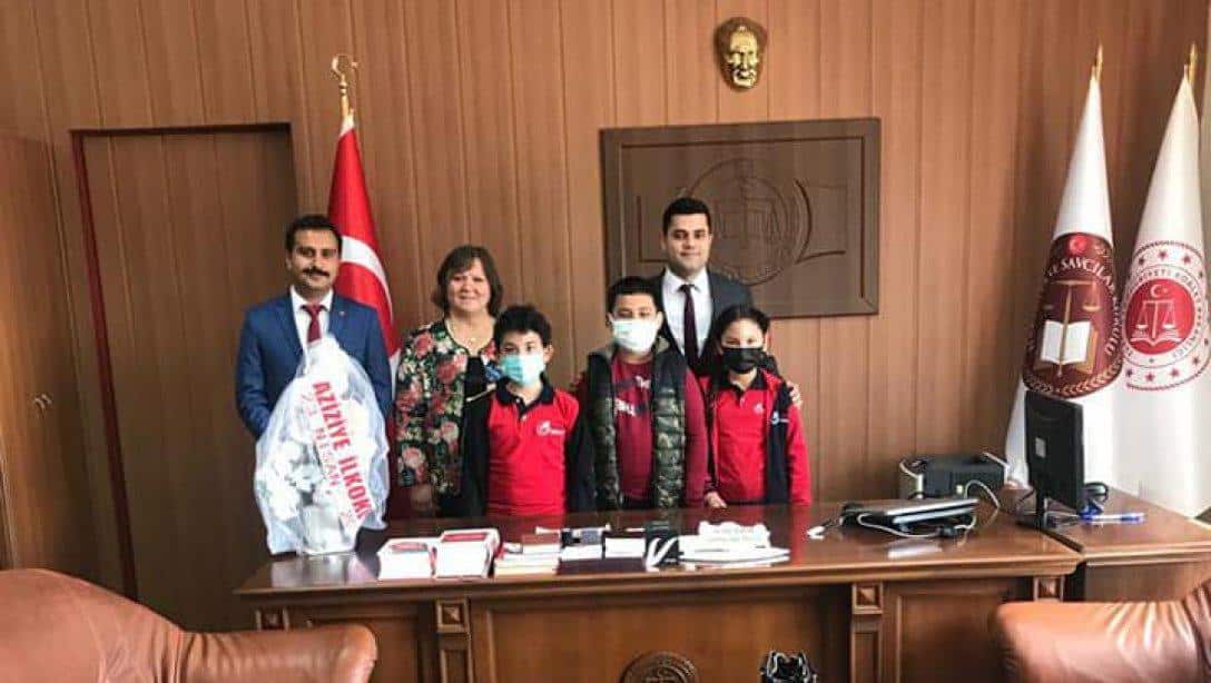 23 Nisan Ulusal Egemenlik Çocuk Bayramı münasebetiyle  Aziziye İlkokulu öğrencilerimiz  Emirdağ  Cumhuriyet Başsavcısı Serdar Kabak'ı makamında ziyaret etti. 