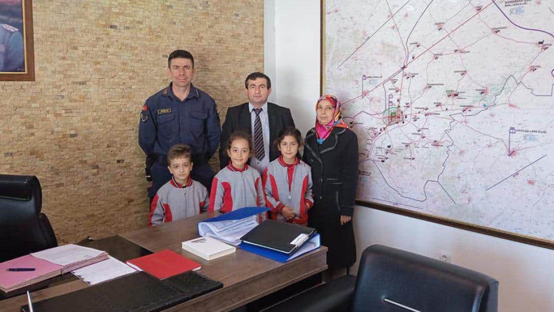 Şükrü MOLA İlkokulu 23 Nisan  Ulusal Egemenlik ve Çocuk  Bayramı  makam  ziyareti için   İlçe Jandarma Komutanlığını ziyaret etti.
