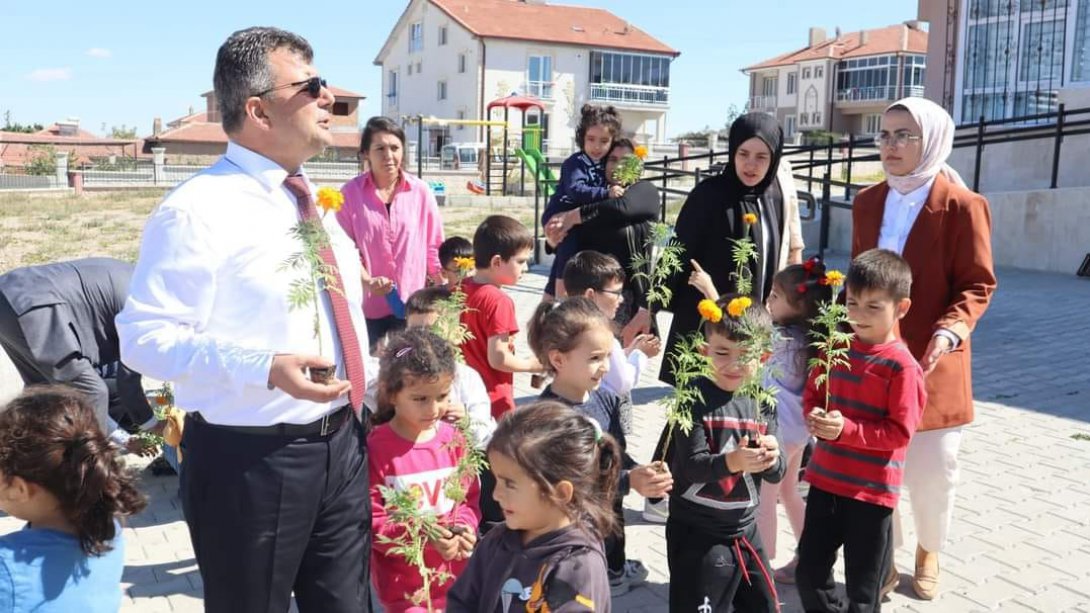 Emsal-Mustafa Şahin Anaokulu'nda Öğrencilerle Birlikte Çiçek Dikildi. 
