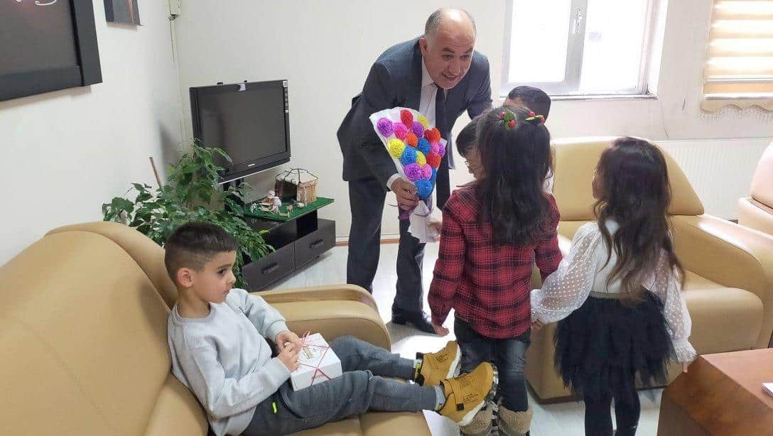 Emsal Mustafa Şahin Anaokulu öğretmen ve öğrencileri 24 Kasım Öğretmenler Günü münasebetiyle İlçe Milli Eğitim Müdürü Gürkan EMEKSIZ'i ziyaret etti. 