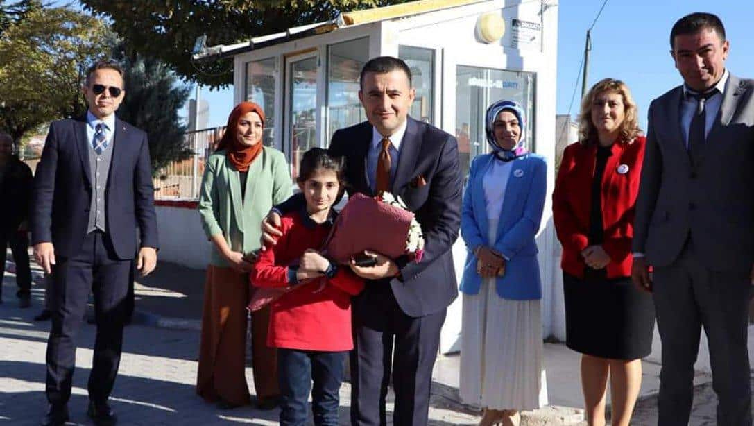 Aziziye İlkokulu'nda Kızılay Yararına Kermes Programı Düzenlendi. 